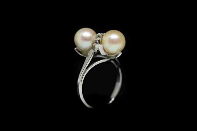 Two Pearls Diamonds Ring