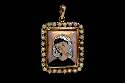Pearls Lady Enamel Medallion