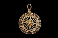 Medalha Redonda Filigrana Zircónia Branca